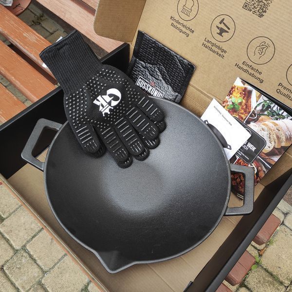 Чавунна пательня WOK Gussk&ouml;nig 36 см + книга рецептів, жаростійкі рукавички, очищувач 170189 фото